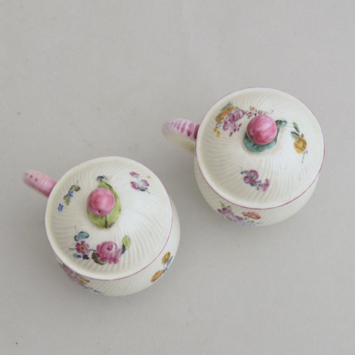 Paire de pots à crème en porcelaine de Mennecy, XVIIIe siècle-photo-1
