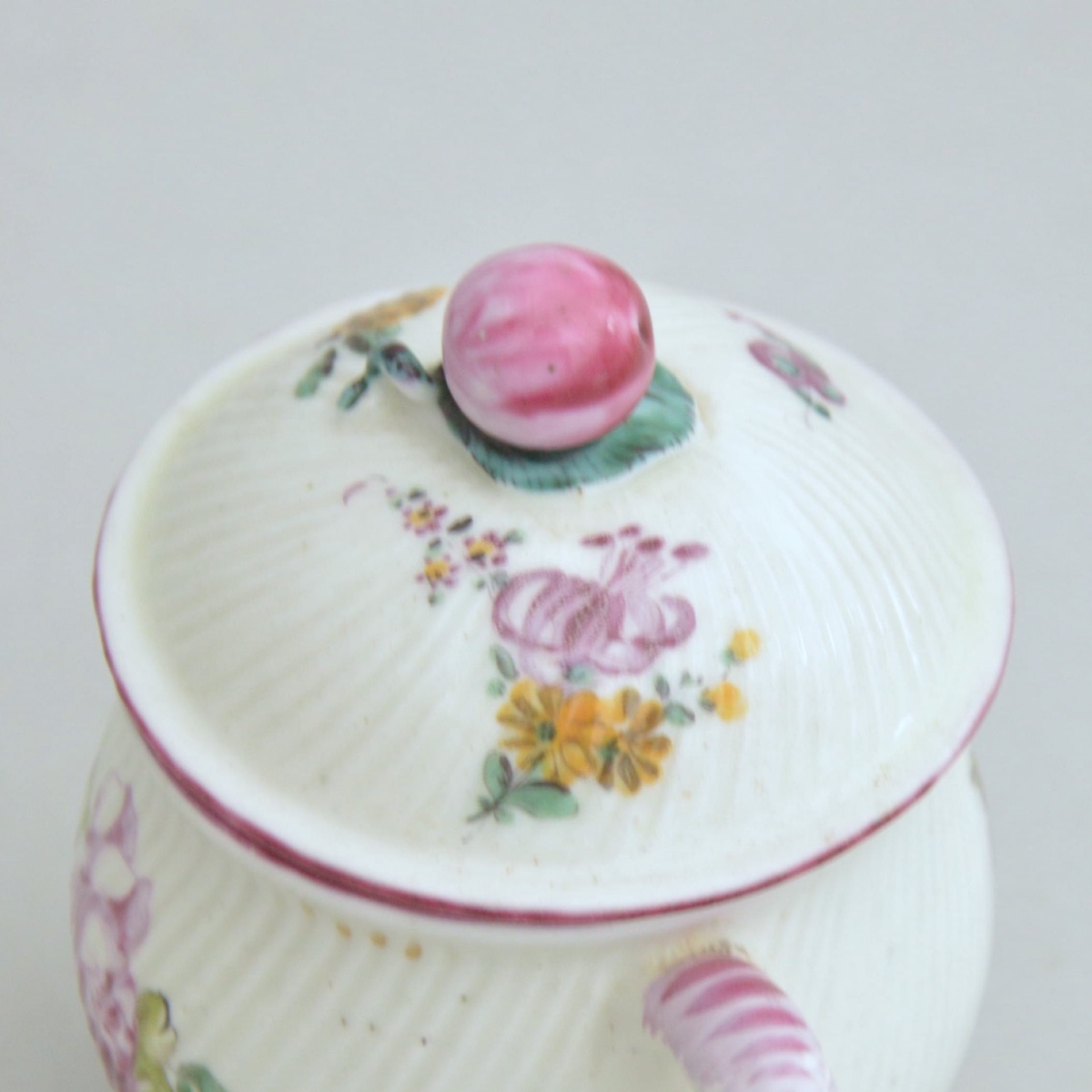 Paire de pots à crème en porcelaine de Mennecy, XVIIIe siècle-photo-2