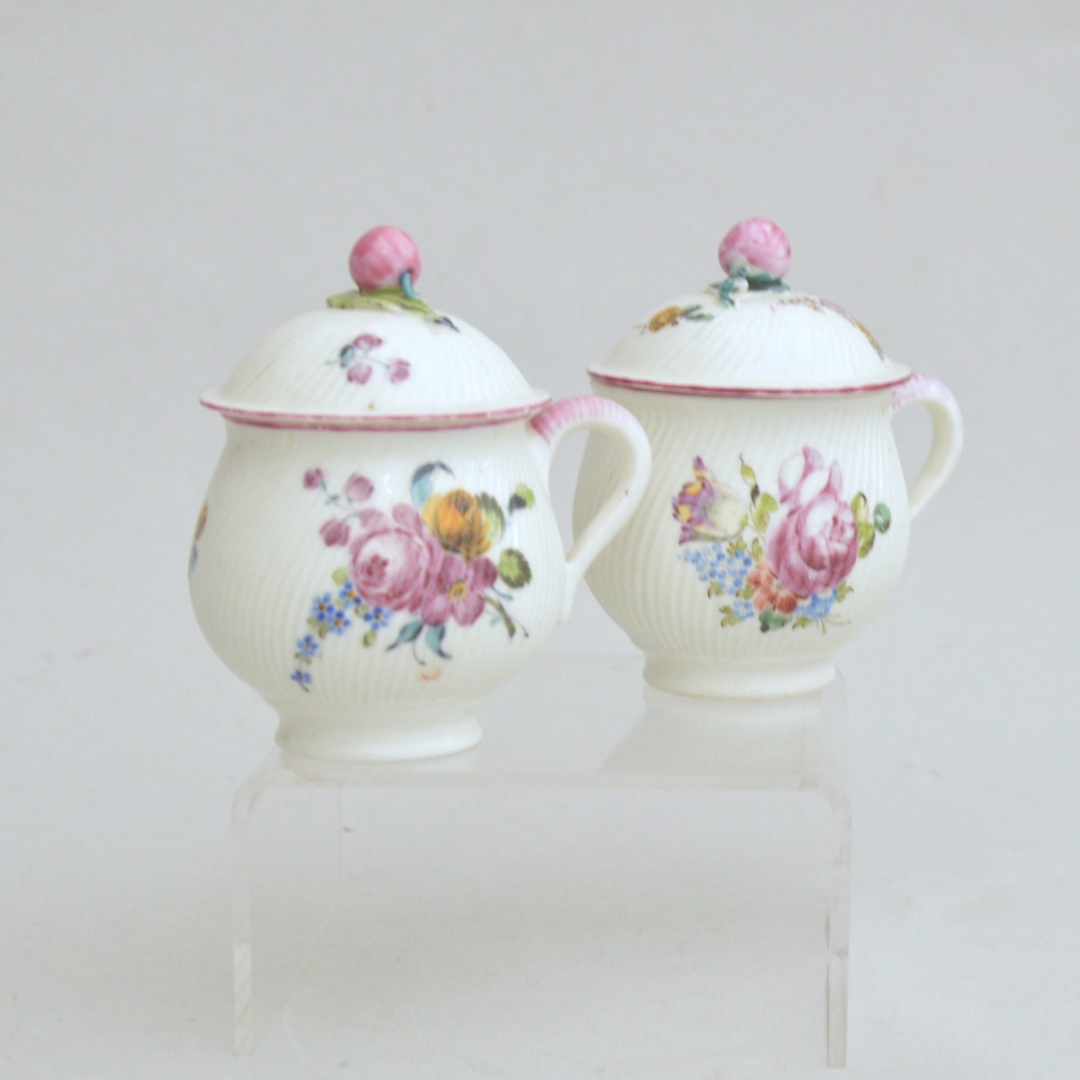 Paire de pots à crème en porcelaine de Mennecy, XVIIIe siècle