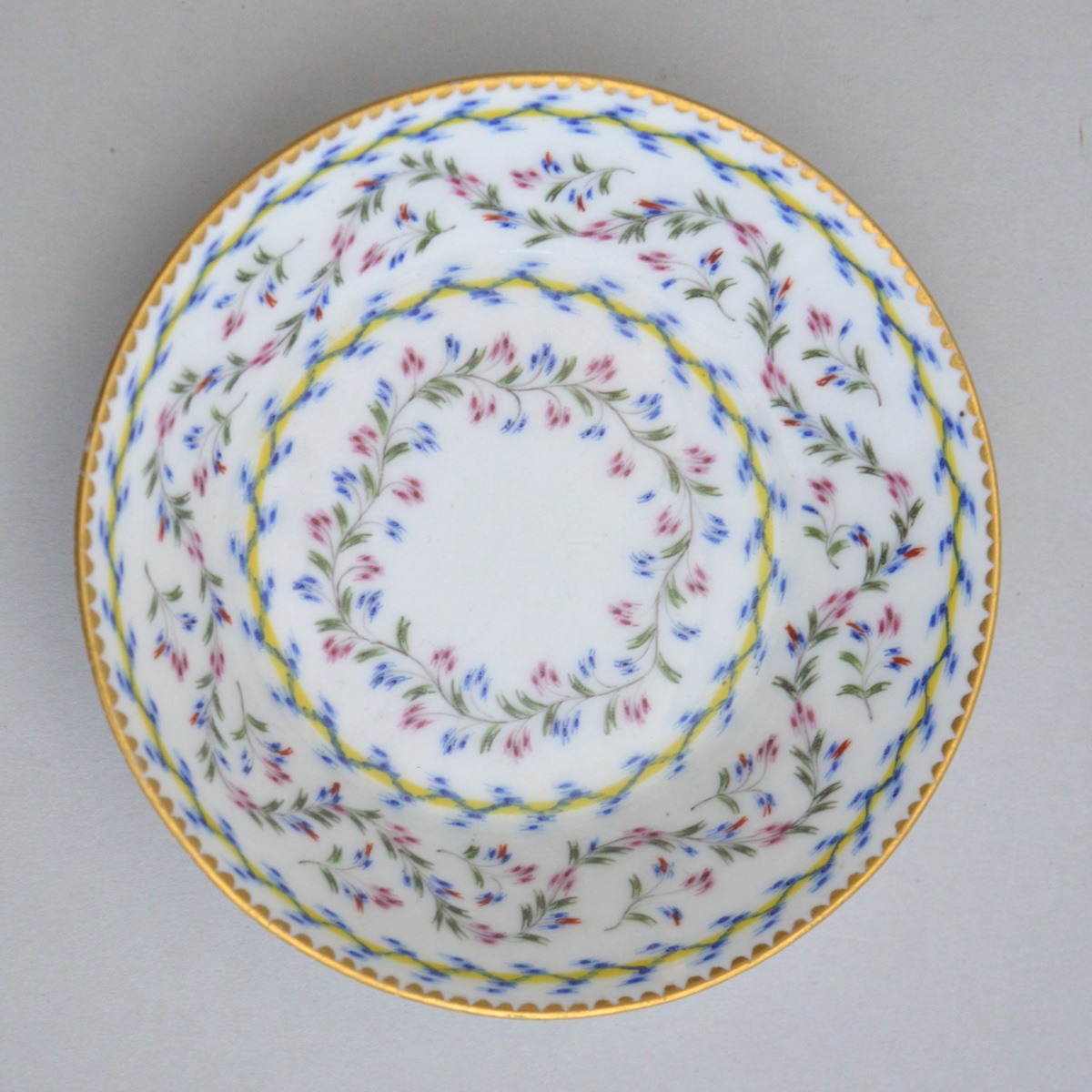 Tasse litron et sa soucoupe de Sèvres, XVIIIe siècle, à décor de guirlandes fleuries polychrome-photo-2