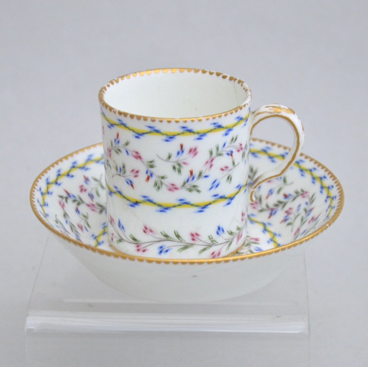 Tasse litron et sa soucoupe de Sèvres, XVIIIe siècle, à décor de guirlandes fleuries polychrome