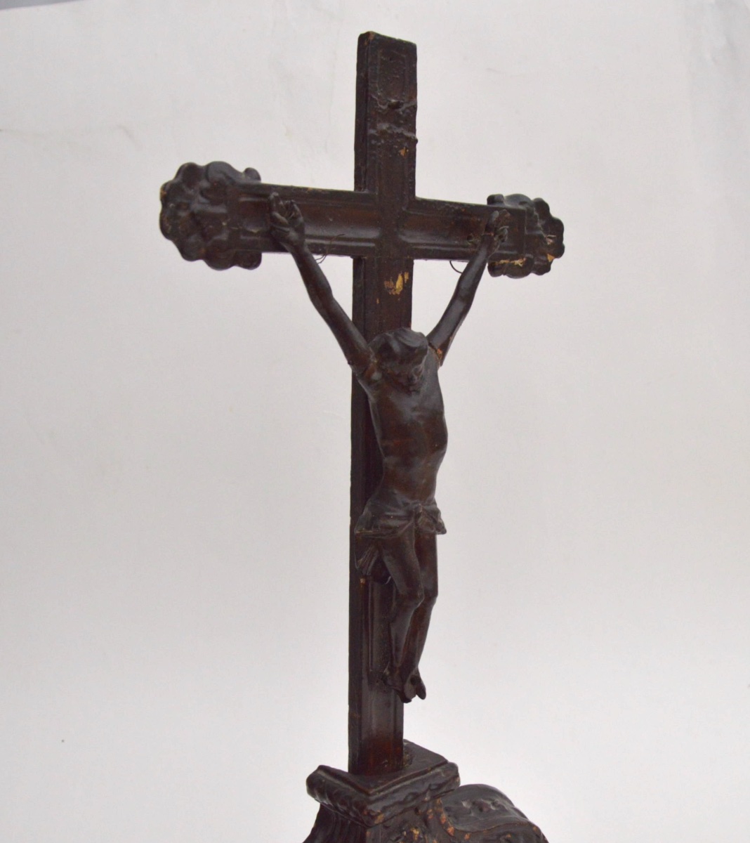 Grand crucifix de table en bois sculpté, style baroque, XVIIe–XVIIIe siècle-photo-2