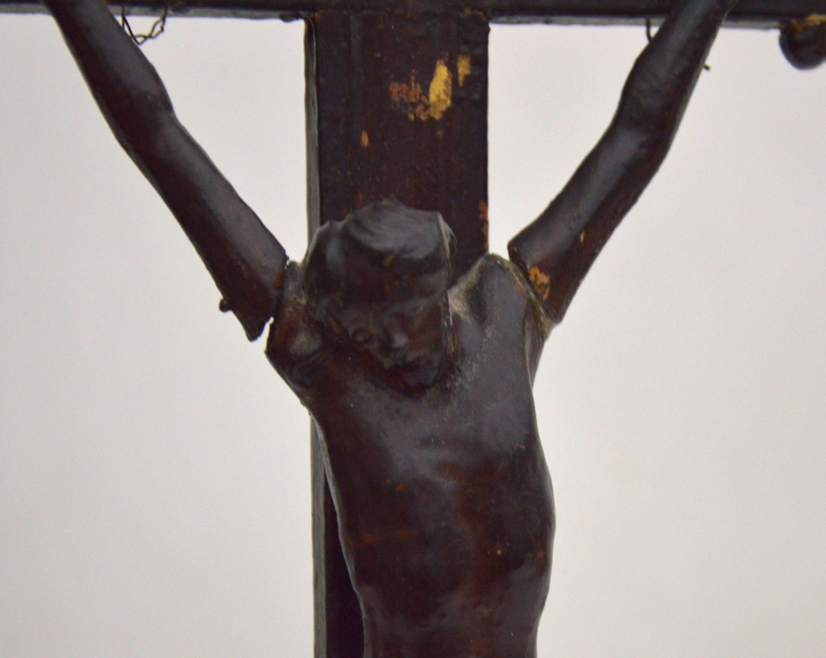 Grand crucifix de table en bois sculpté, style baroque, XVIIe–XVIIIe siècle-photo-1