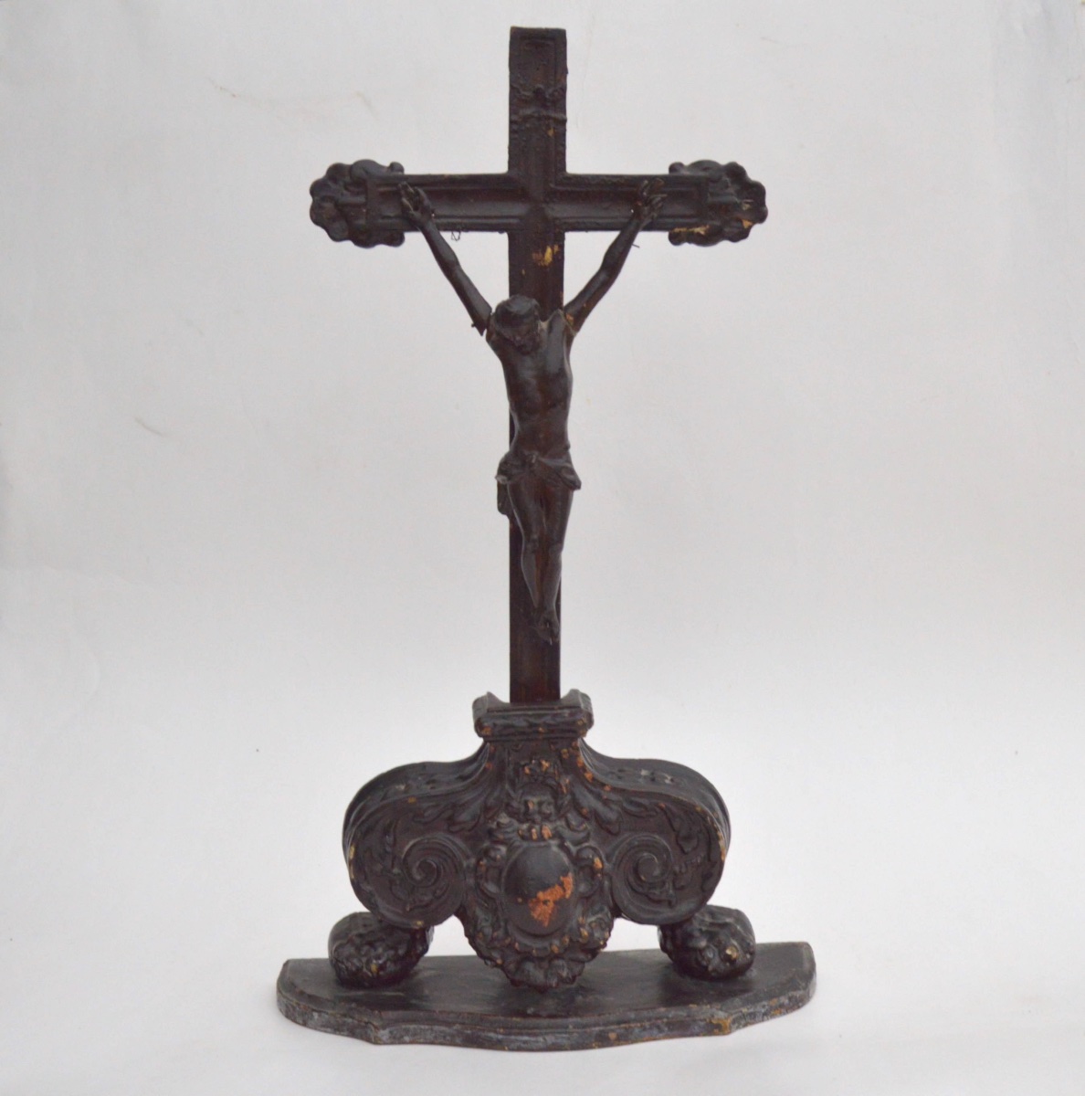 Grand crucifix de table en bois sculpté, style baroque, XVIIe–XVIIIe siècle