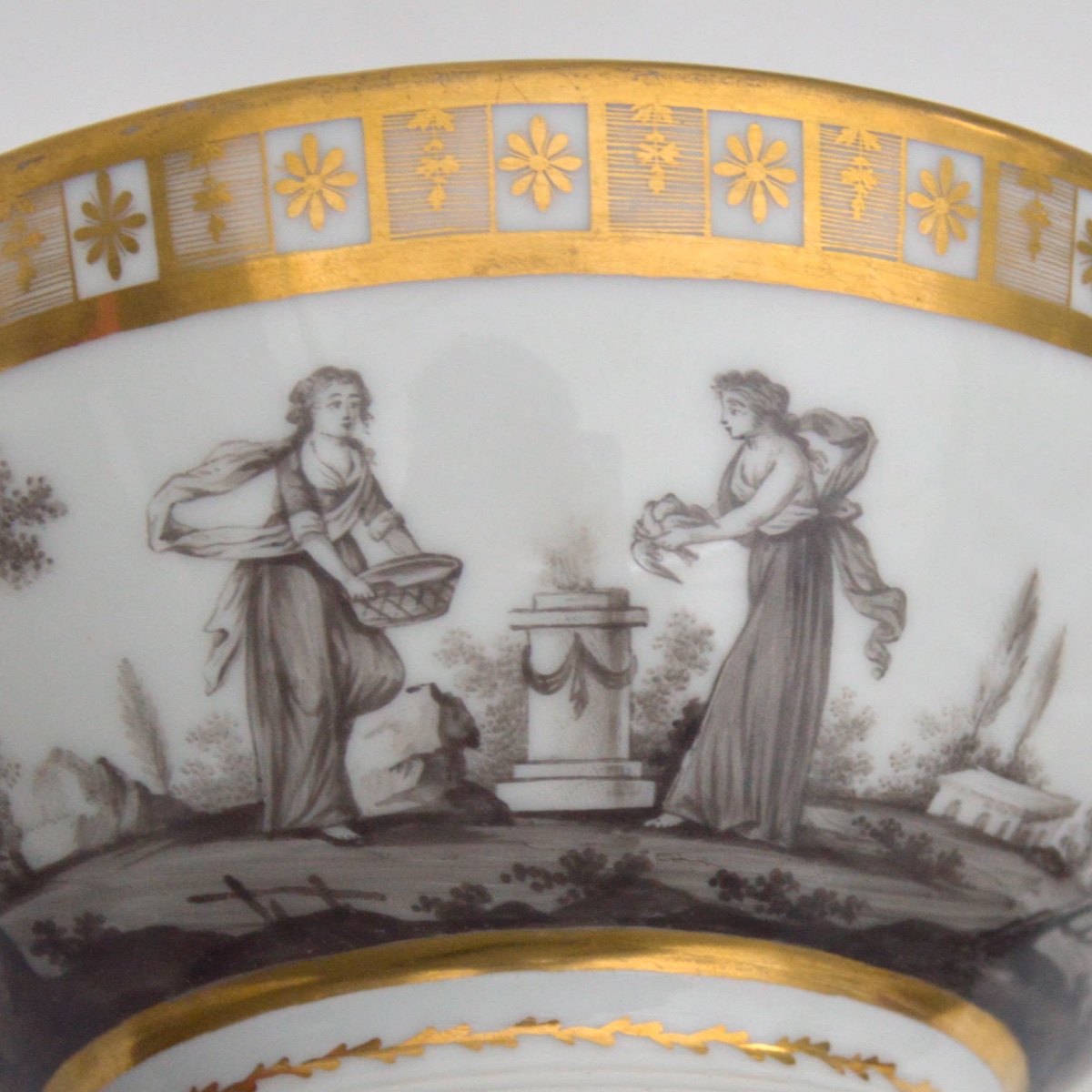 Coupe en porcelaine de Paris &agrave; d&eacute;cor en grisaille et rehauts d&rsquo;or vers 1820-1840-photo-4