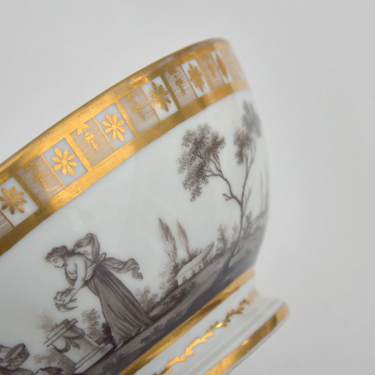 Coupe en porcelaine de Paris &agrave; d&eacute;cor en grisaille et rehauts d&rsquo;or vers 1820-1840-photo-1