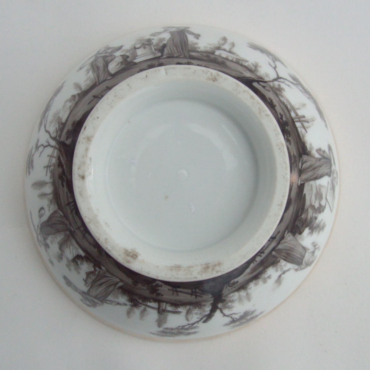 Coupe en porcelaine de Paris &agrave; d&eacute;cor en grisaille et rehauts d&rsquo;or vers 1820-1840-photo-2