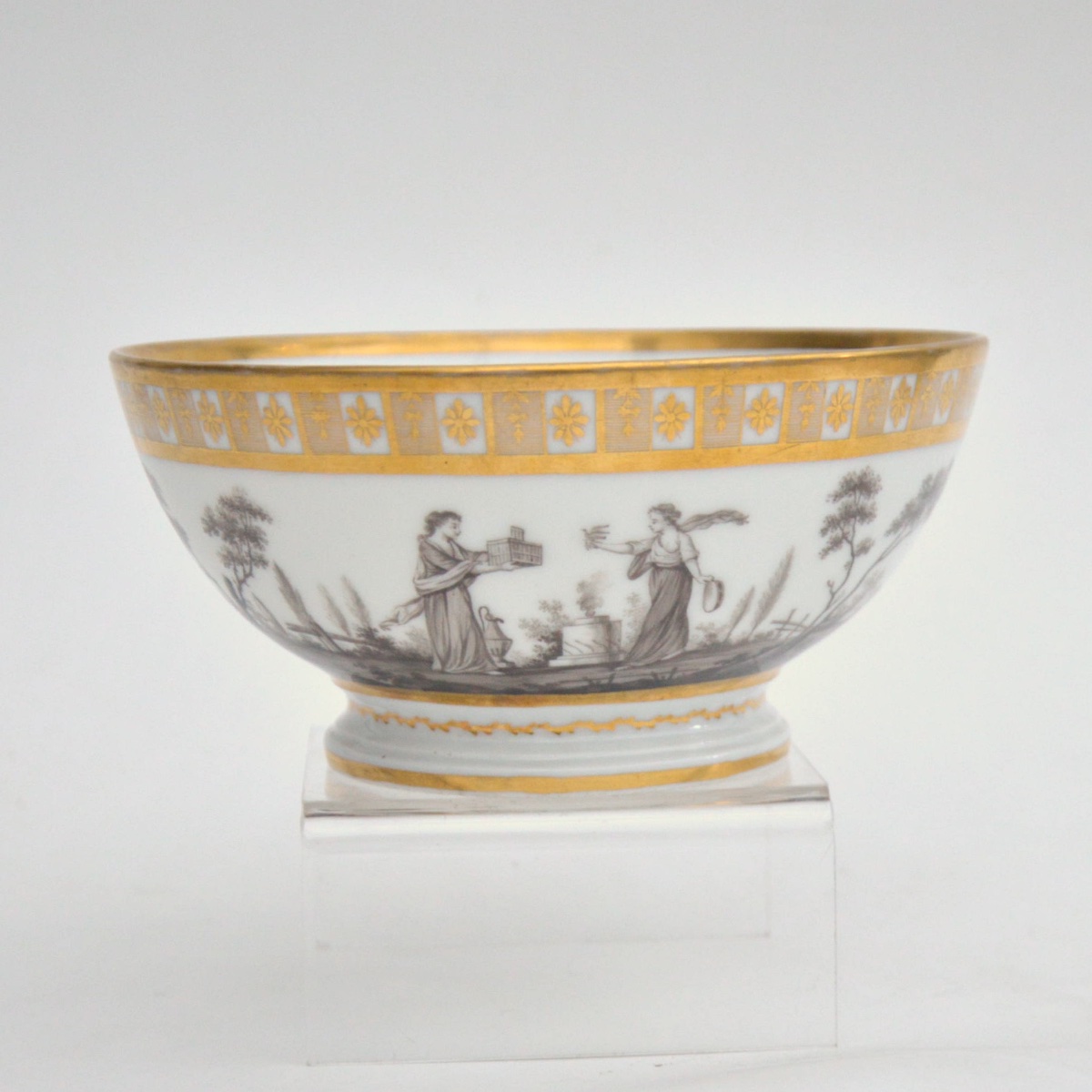 Coupe en porcelaine de Paris &agrave; d&eacute;cor en grisaille et rehauts d&rsquo;or vers 1820-1840
