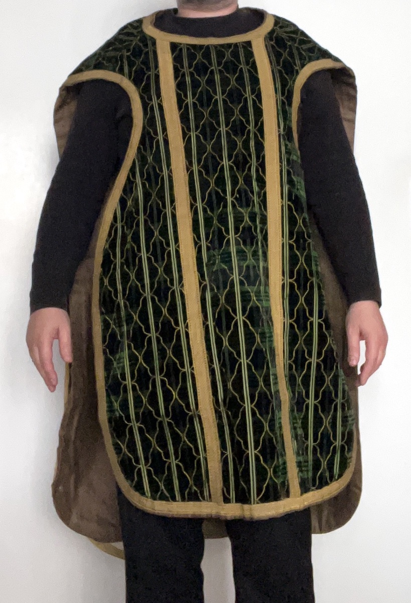 Chasuble en velours de soie verte rayé, galon métallique doré Circa 1900