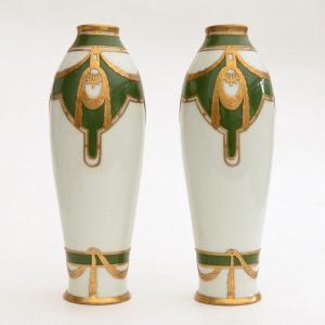 Paire De Vases Art Nouveau En Porcelaine Avec Des Incrustations Métalliques Circa 1900