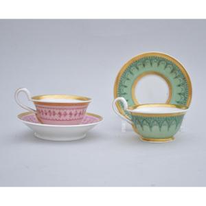 Paire de tasses en porcelaine dure de Vieux Bruxelles de forme évasée à décor néogothiqe 1870