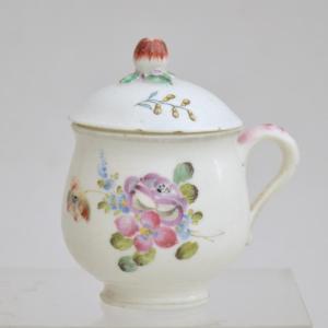 POT À CRÈME EN PORCELAINE TENDRE DE MENNECY, XVIIIe SIÈCLE