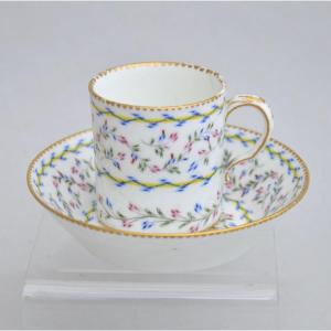 Tasse litron et sa soucoupe de Sèvres, XVIIIe siècle, à décor de guirlandes fleuries polychrome