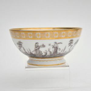 Coupe en porcelaine de Paris à décor en grisaille et rehauts d’or vers 1820-1840