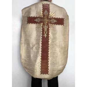 Chasuble en damas de soie blanche et velours de soie rose brodé par Roume de Joyet Paris XIXème