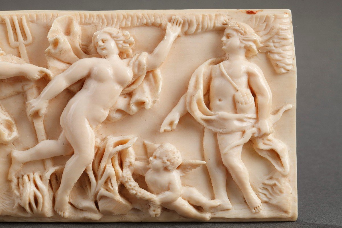 Plaque en ivoire  "les amours de Poséidon", travail de la fin XVIIIe siècle-photo-4