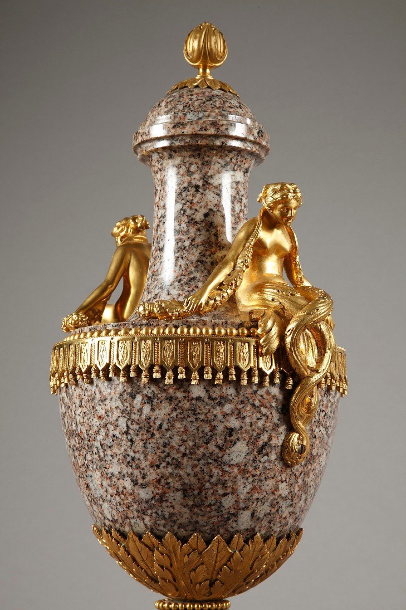 Paire De Vases En Granit De l'Oural Et Bronze Doré De Style Louis XVI-photo-3