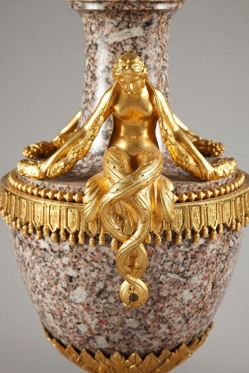 Paire De Vases En Granit De l'Oural Et Bronze Doré De Style Louis XVI-photo-1
