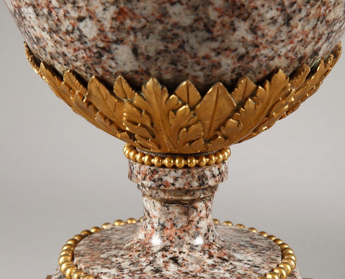 Paire De Vases En Granit De l'Oural Et Bronze Doré De Style Louis XVI-photo-7