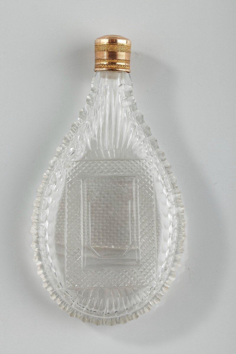 Flacon à Parfum En Cristal Taillé Et Bouchon Or. Milieu Du XIXème Siècle. -photo-3