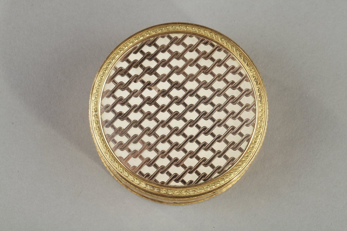Round Box In Gold And Composition From The End Of The 18th Century-photo-2