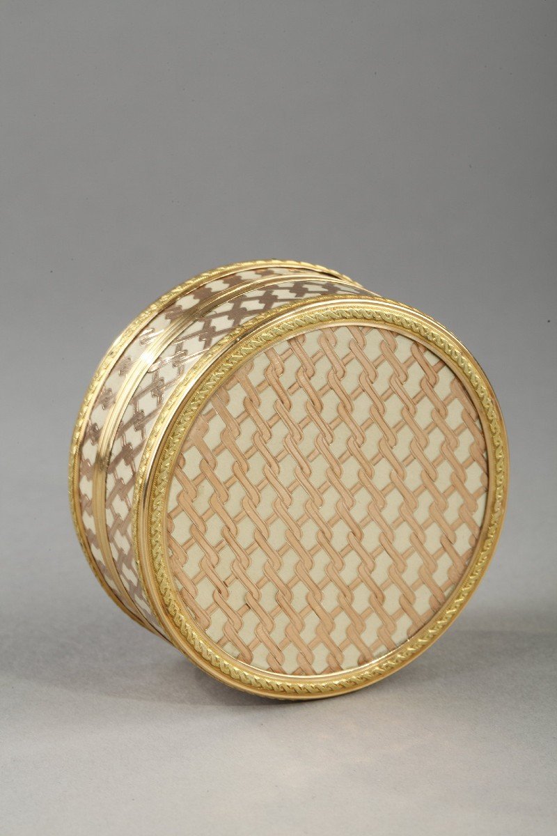 Round Box In Gold And Composition From The End Of The 18th Century-photo-3