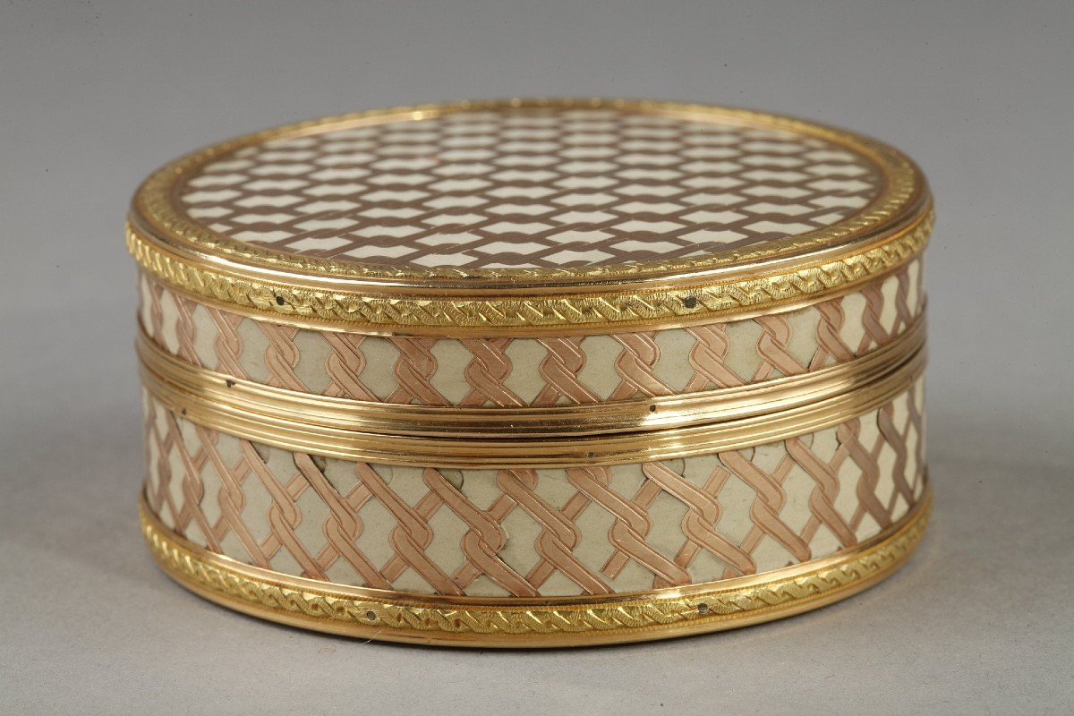 Round Box In Gold And Composition From The End Of The 18th Century-photo-4
