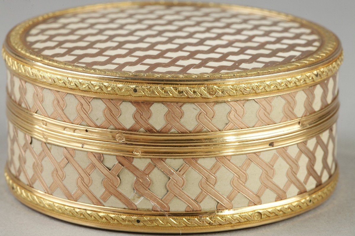 Round Box In Gold And Composition From The End Of The 18th Century-photo-1