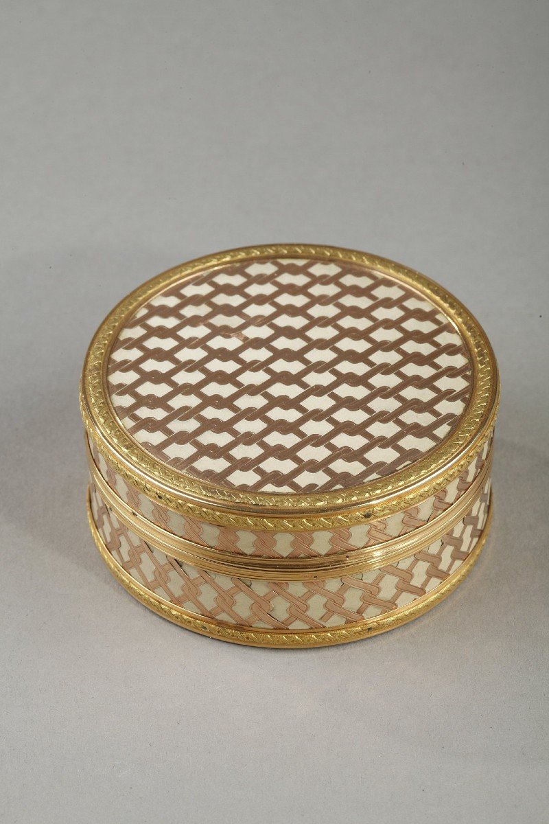 Round Box In Gold And Composition From The End Of The 18th Century