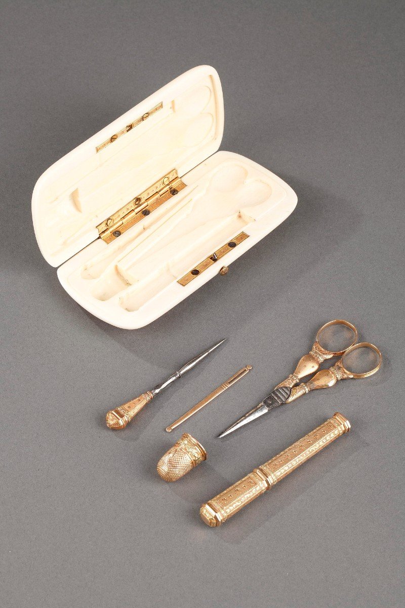 Gold Sewing Kit In Its Ivory Case-photo-3