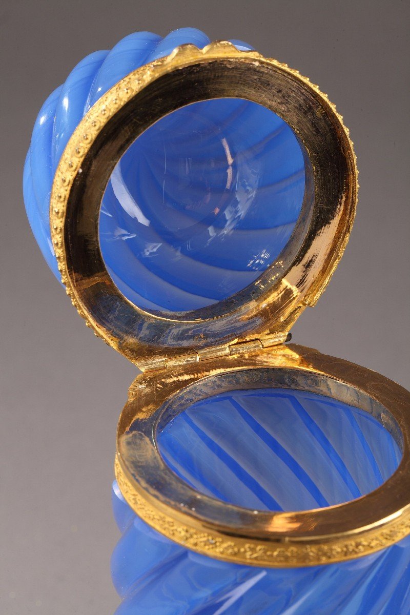 Blue Opaline Box, Charles X. -photo-4