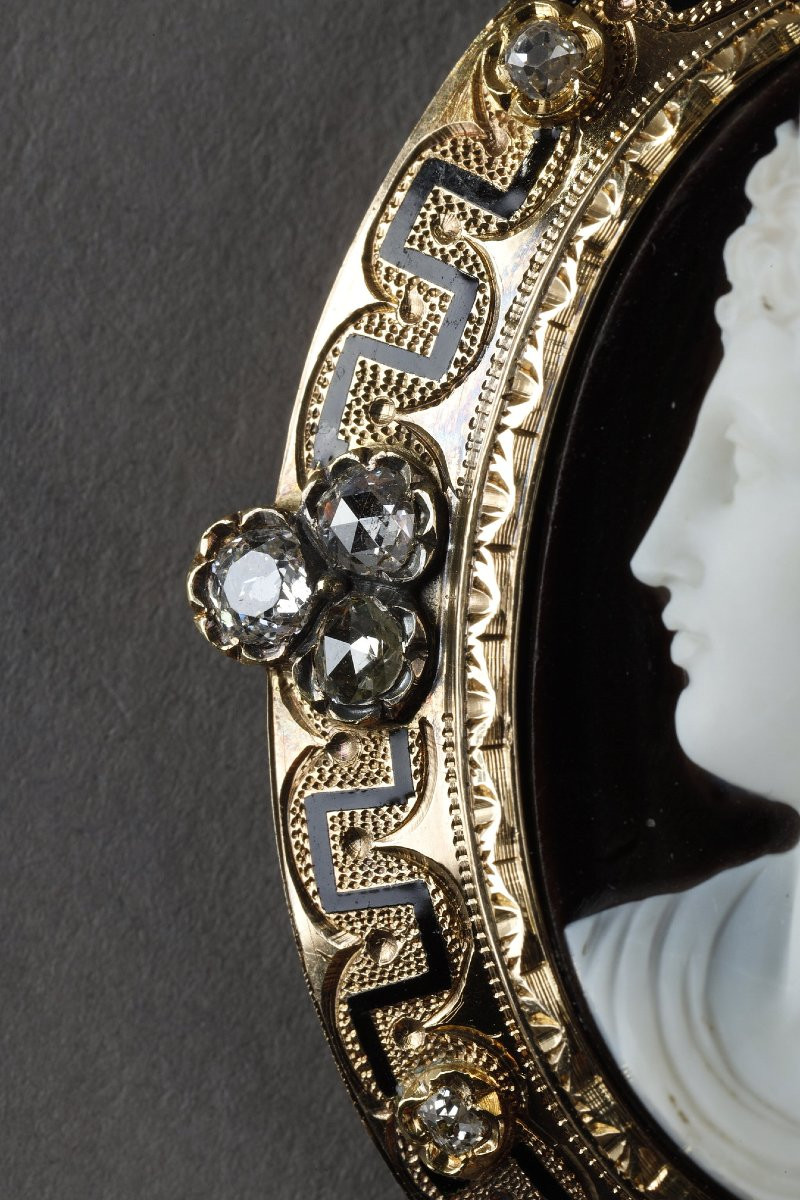 Gold And Diamond Frame Cameo Pendant Brooch-photo-3
