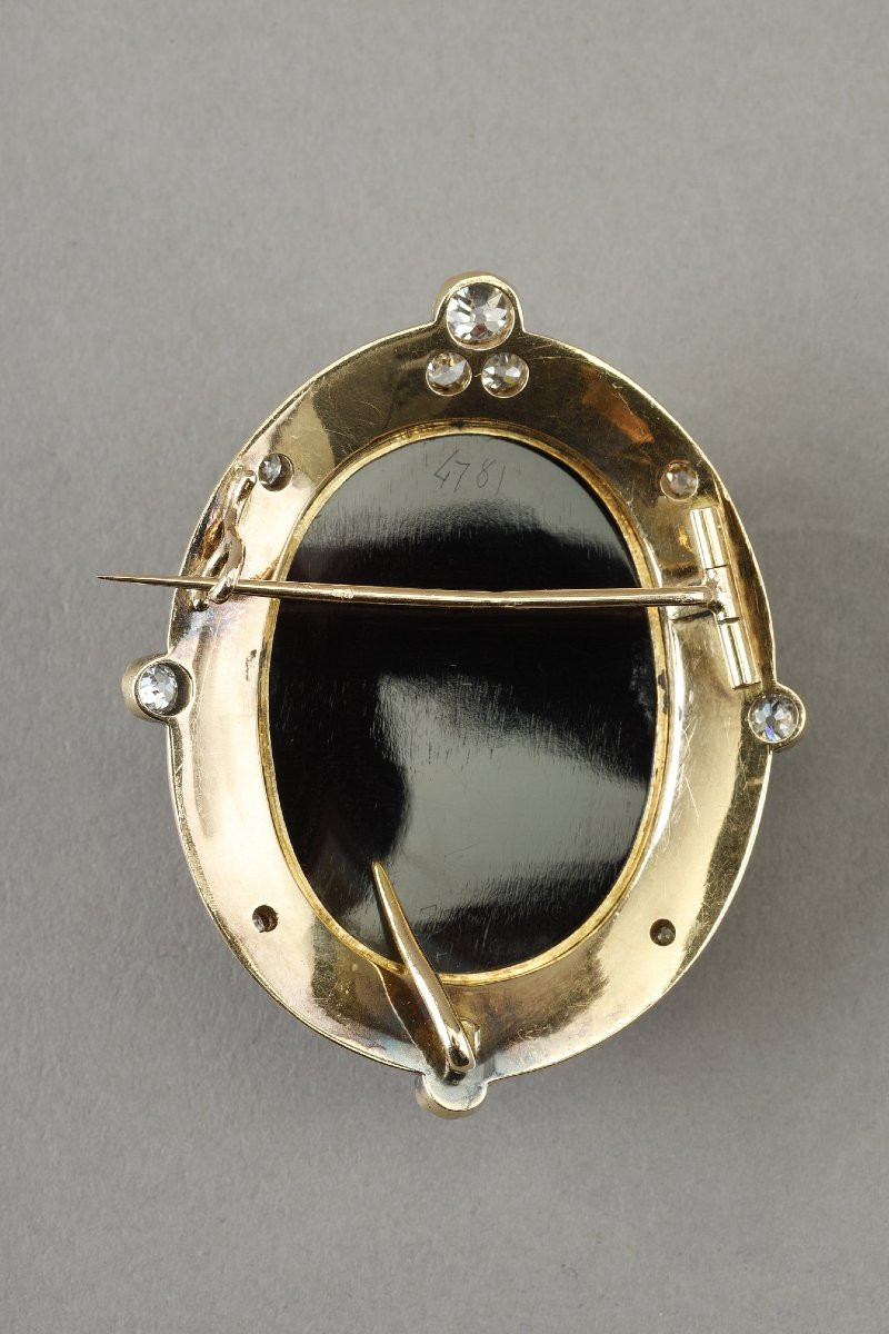 Gold And Diamond Frame Cameo Pendant Brooch-photo-1