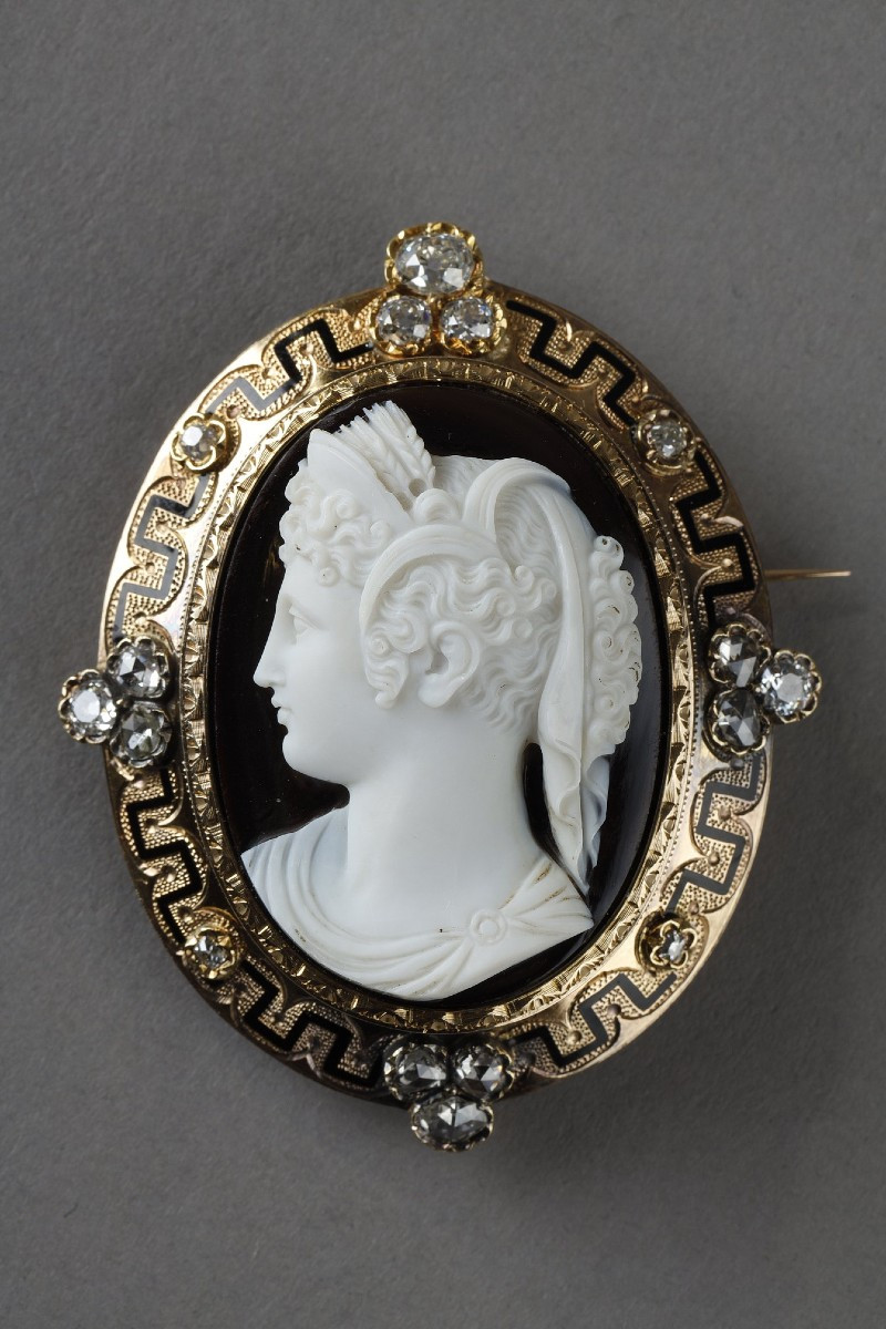 Gold And Diamond Frame Cameo Pendant Brooch
