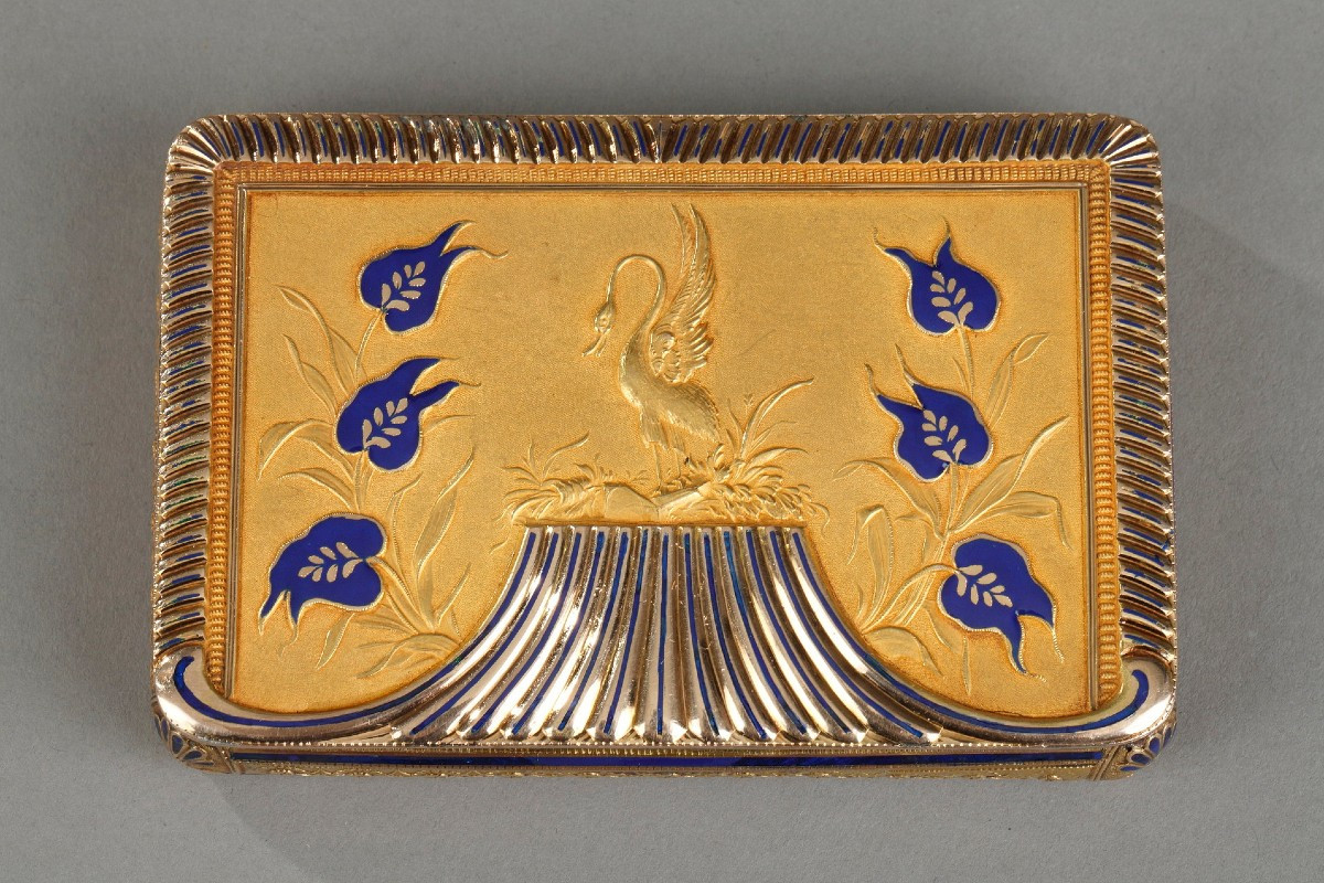Boîte ou tabatière or décor de cygne et marguerites, milieu XIX siècle