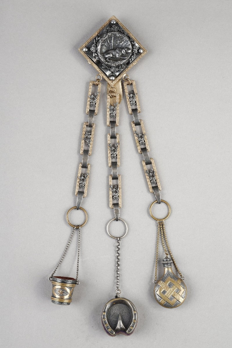 Une châtelaine de couturière " art populaire"