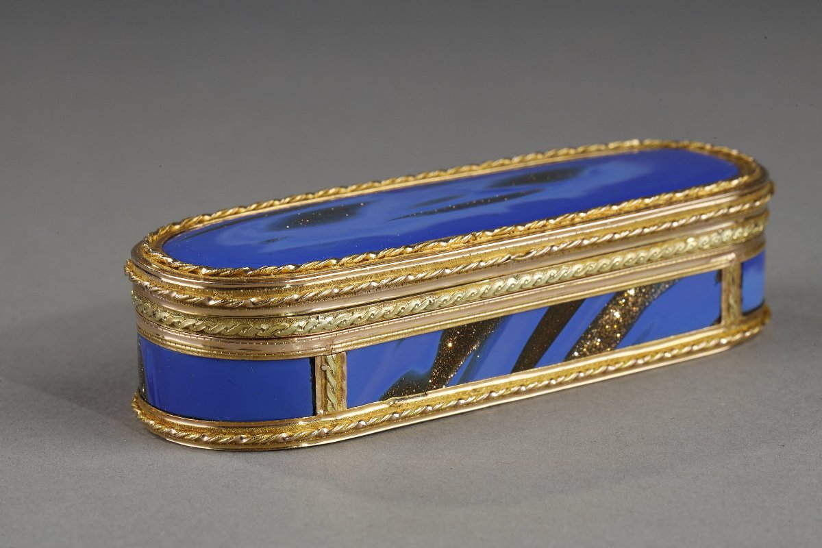 Une tabatiere en or et aventurine bleue du XVIII siècle, maître orfèvre Master goldsmith Guilla-photo-2