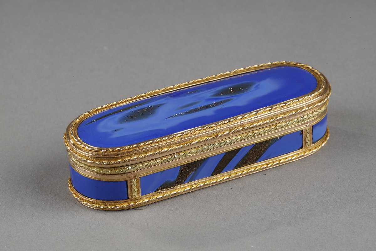 Une tabatiere en or et aventurine bleue du XVIII siècle, maître orfèvre Master goldsmith Guilla-photo-3