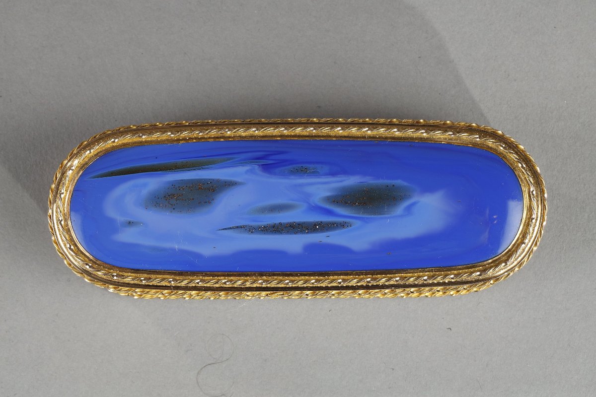 Une tabatiere en or et aventurine bleue du XVIII siècle, maître orfèvre Master goldsmith Guilla-photo-4