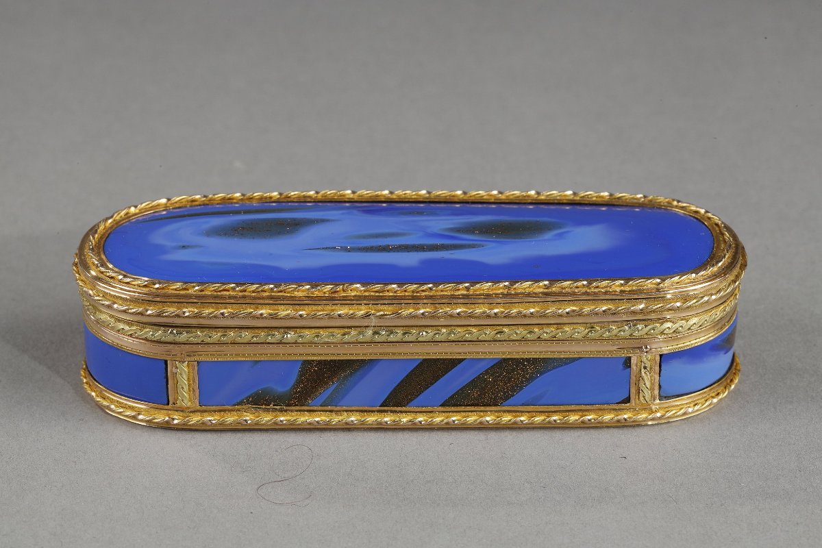Une tabatiere en or et aventurine bleue du XVIII siècle, maître orfèvre Master goldsmith Guilla