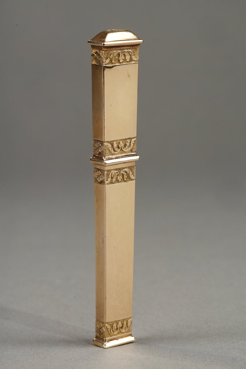 Un etui en or à aiguilles, Empire