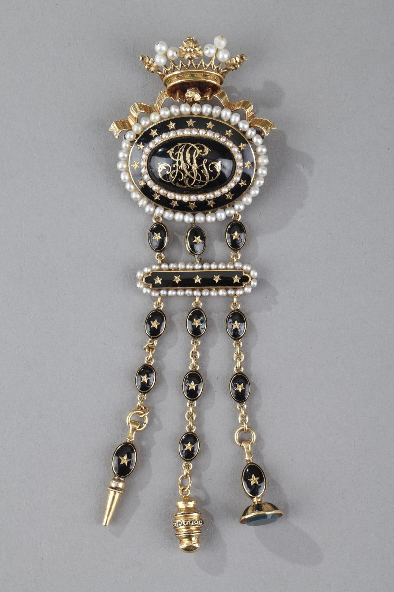 Chatelaine En Or Et Email Noir Et Perles. Travail Du Milieu Du XIXème Siecle. 