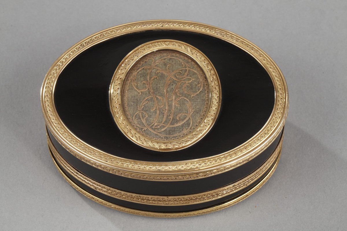 A Louis XV Gold-mounted Tortoiseshell Portrait Snuff Box. Circa 1771-1774. -photo-1