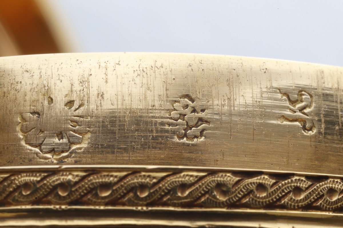 A Louis XV Gold-mounted Tortoiseshell Portrait Snuff Box. Circa 1771-1774. -photo-5