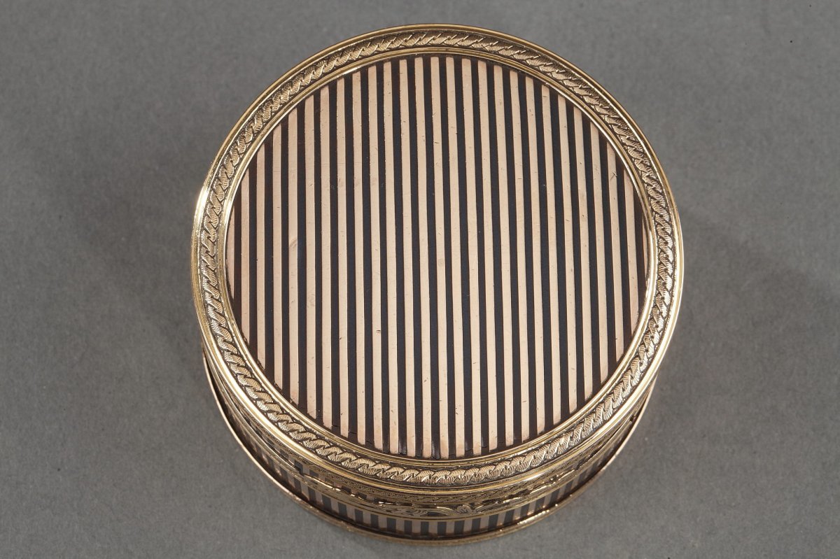 A Louis XVI Gold-mounted Tortoishell Snuff-box. -photo-2