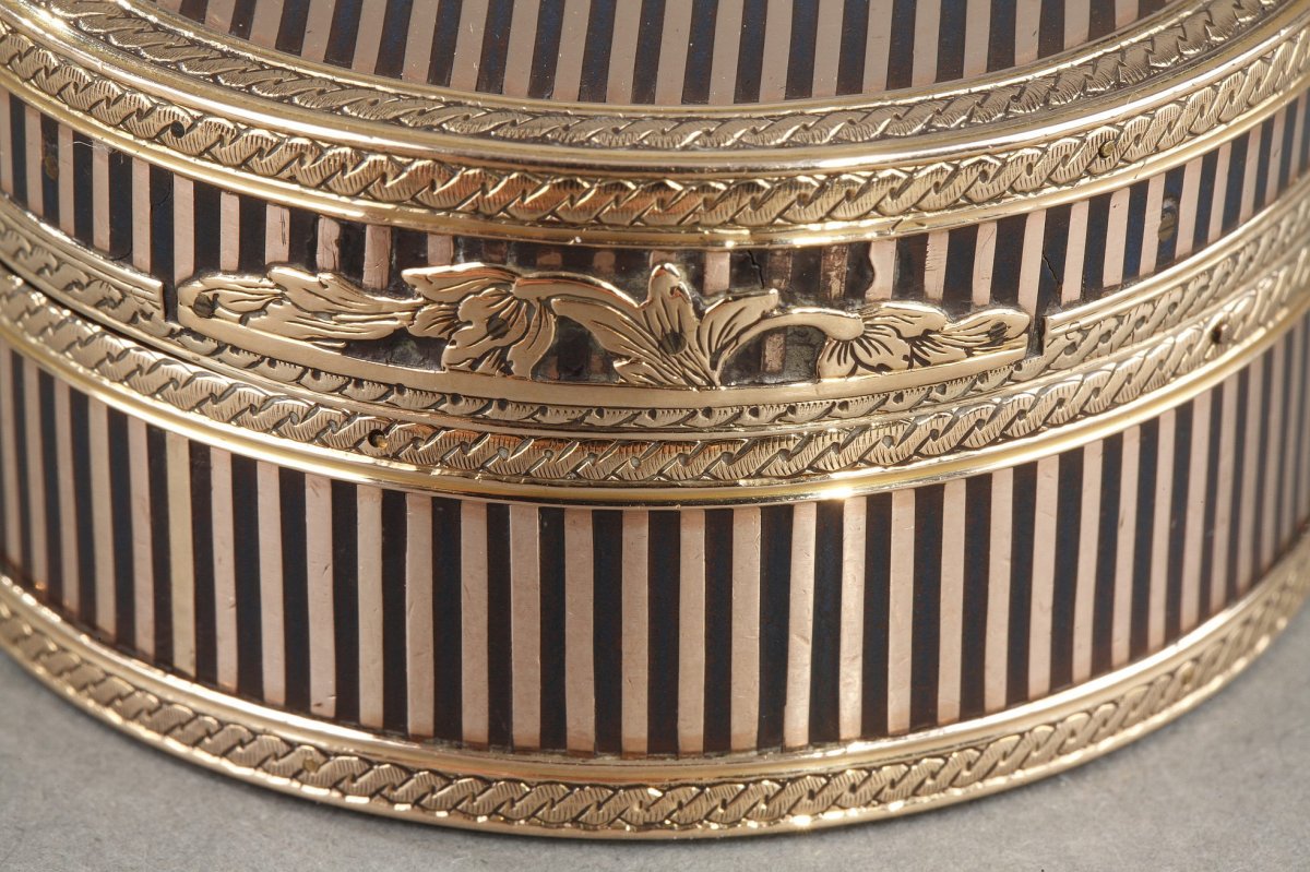 A Louis XVI Gold-mounted Tortoishell Snuff-box. -photo-3