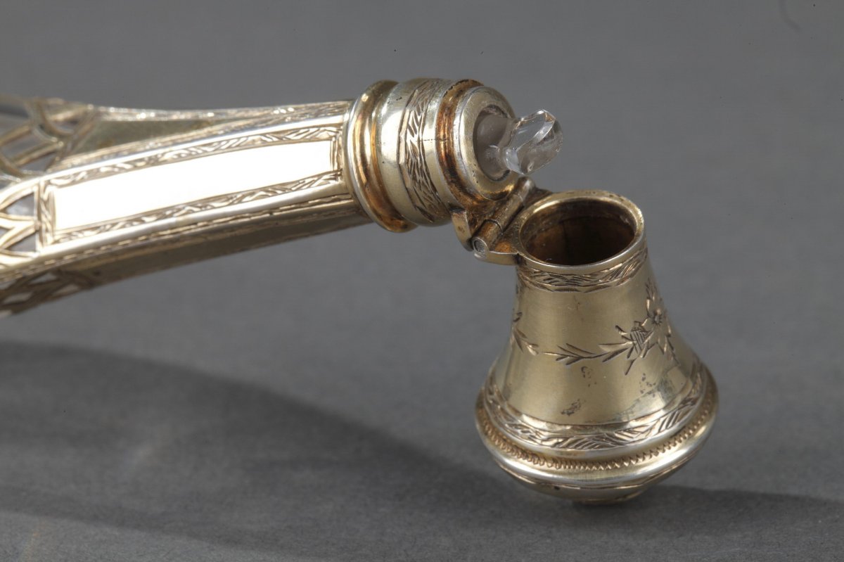 A Mid-19th Century Silver Mounted Glass Scent Bottle. -photo-6