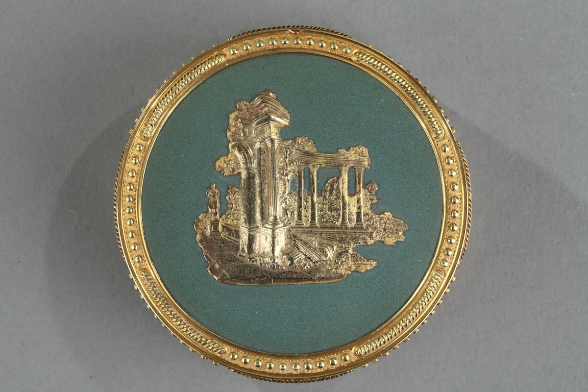 Boite en poudre d'écaille teinté et or époque Louis XVI. -photo-2