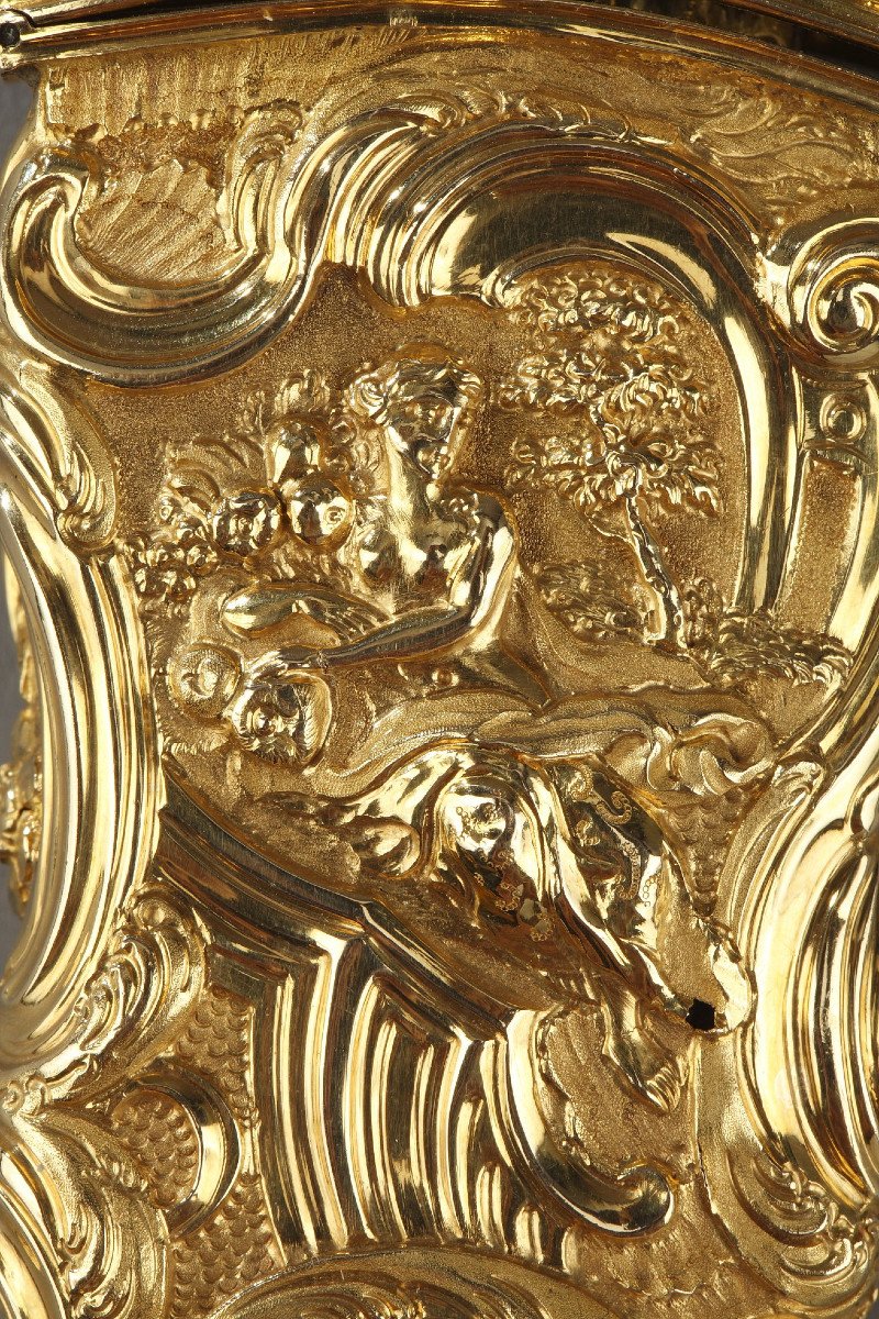 18th Century Fine Gold Repoussé Case With Chatelaine. -photo-3