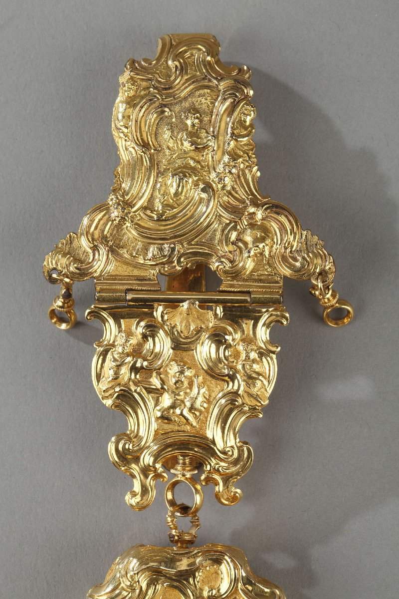 18th Century Fine Gold Repoussé Case With Chatelaine. -photo-1
